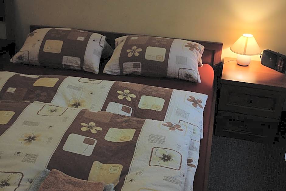 Academus Pub & Guest House