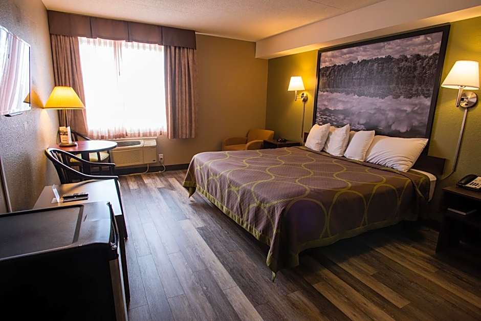 Super 8 by Wyndham Mississauga