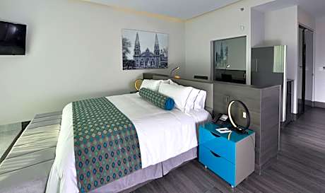 Deluxe King Room