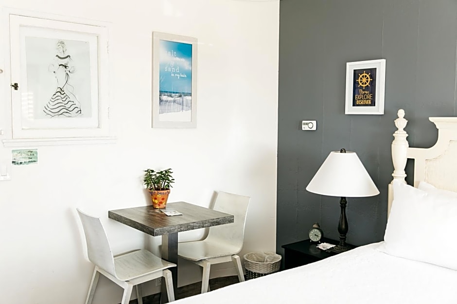 Seaside Laguna Inn & Suites