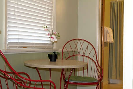 Queen Room with Kitchen
