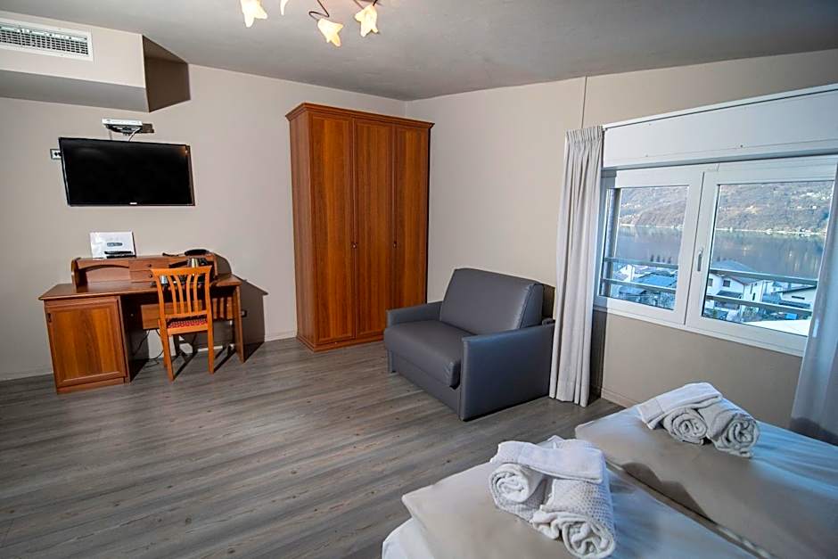 Photo 1 of 5 of 1 Queen Bed, Accessible