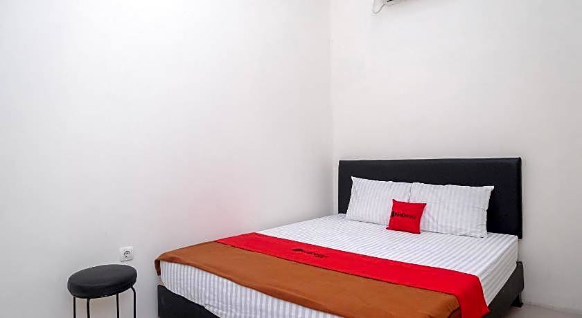 RedDoorz near Alun Alun Magelang 2