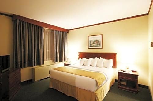 Travelodge Hotel by Wyndham Montreal Airport