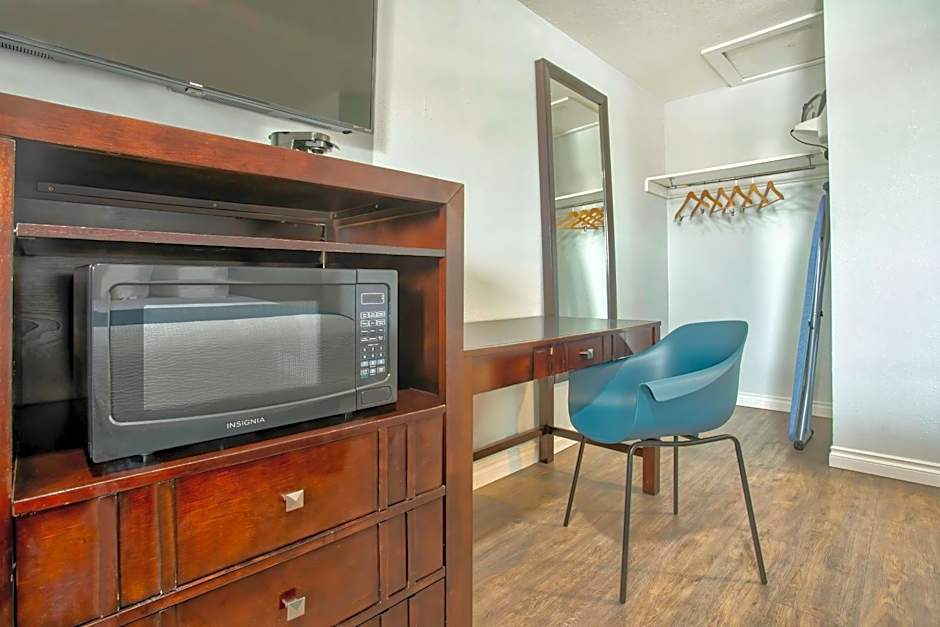 Studio 6 Suites - Albany, OR