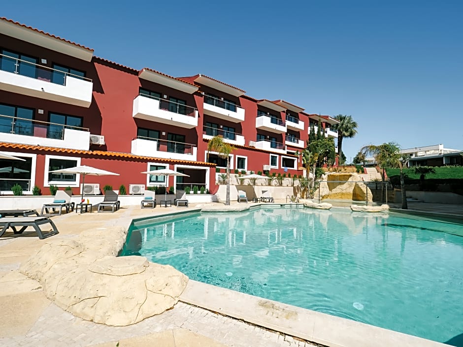 Topázio Vibe Beach Hotel & Apartments