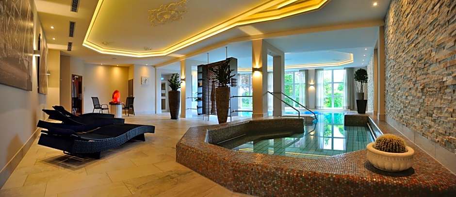 Kurhotel Grüttner mit eigenem Sole Thermal Schwimmbad 32 Grad und Saunalandschaft