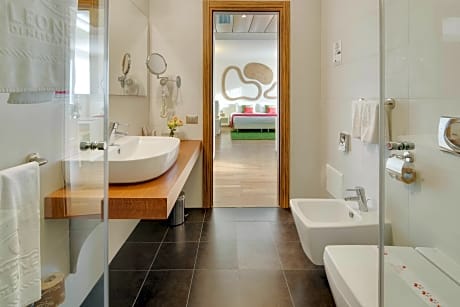 1 KING BED,EXLFT,55SQM,42LCD,LVWSFA,VIPSET,FREGRG