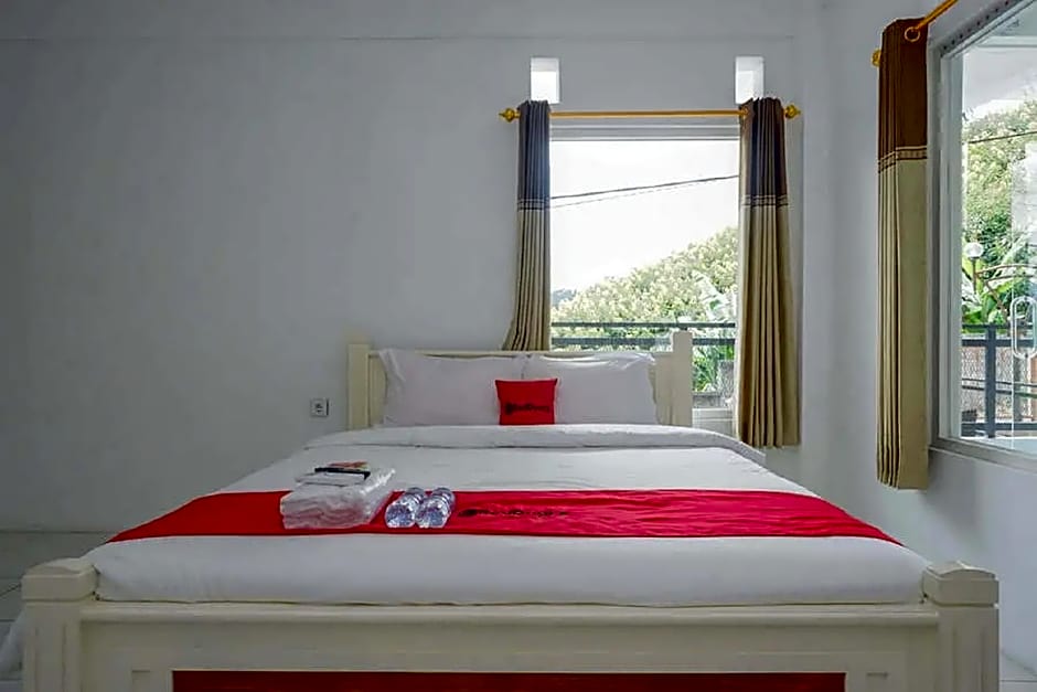 RedDoorz Plus near Taman Rekreasi Selecta 2