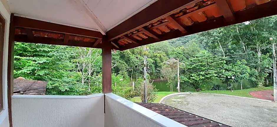 Caso em condomínio com lago, serra, campo e mar