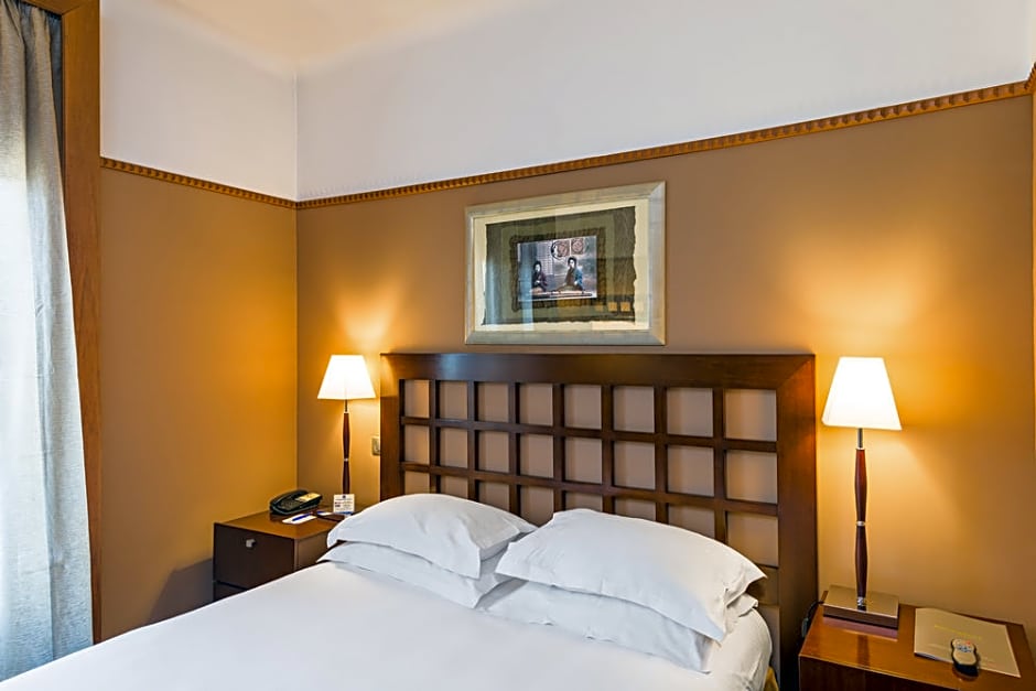 Best Western Plus Hotel Mercedes Arc de Triomphe