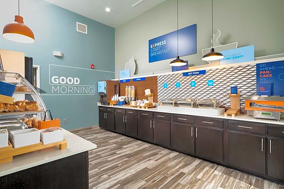 Holiday Inn Express & Suites Memphis Arpt Elvis Presley Blv By IHG