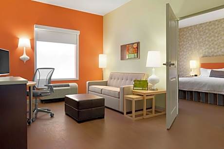 King Suite with Bath Tub - Mobility/Hearing Accessible - Non-Smoking