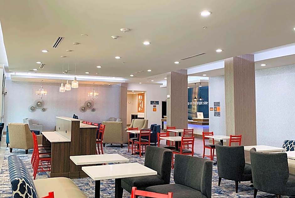 La Quinta Inn & Suites by Wyndham-Red Oak TX IH-35E