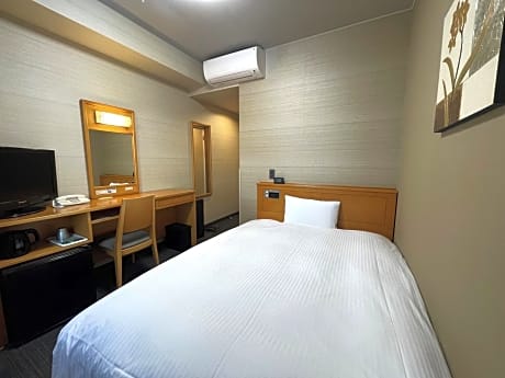Compact Single Room - Smoking