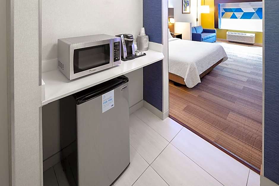 Holiday Inn Express & Suites Chicago West - St Charles By IHG