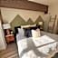 Three Peaks Getaway Jacuzzi Suite - sleeps 4