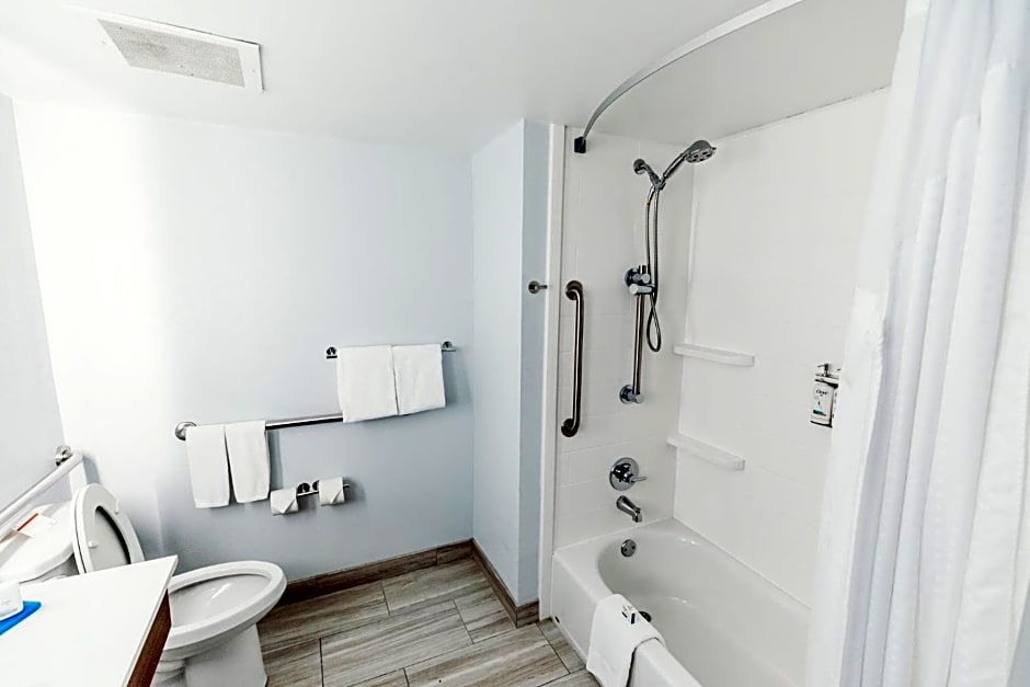 Holiday Inn Express Atlanta - Northeast I-85 - Clairmont Road by IHG
