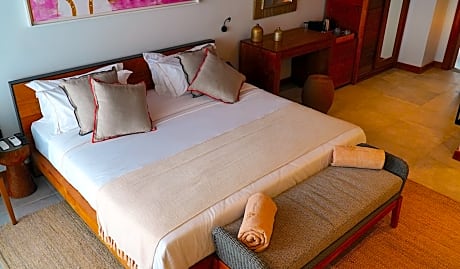 GARDEN VILLA WITH POOL