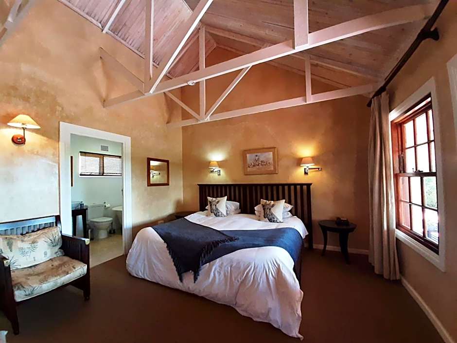 Leeuwenbosch Shearers Lodge - Amakhala Game Reserve