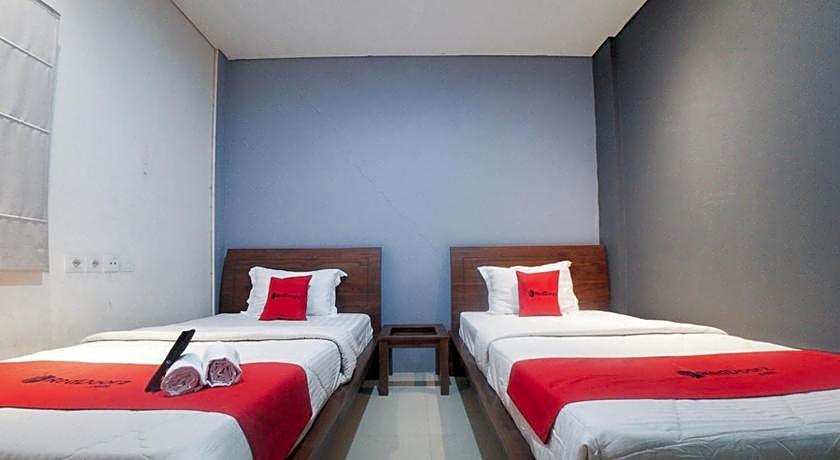 RedDoorz Plus near Green Pramuka Square Mall