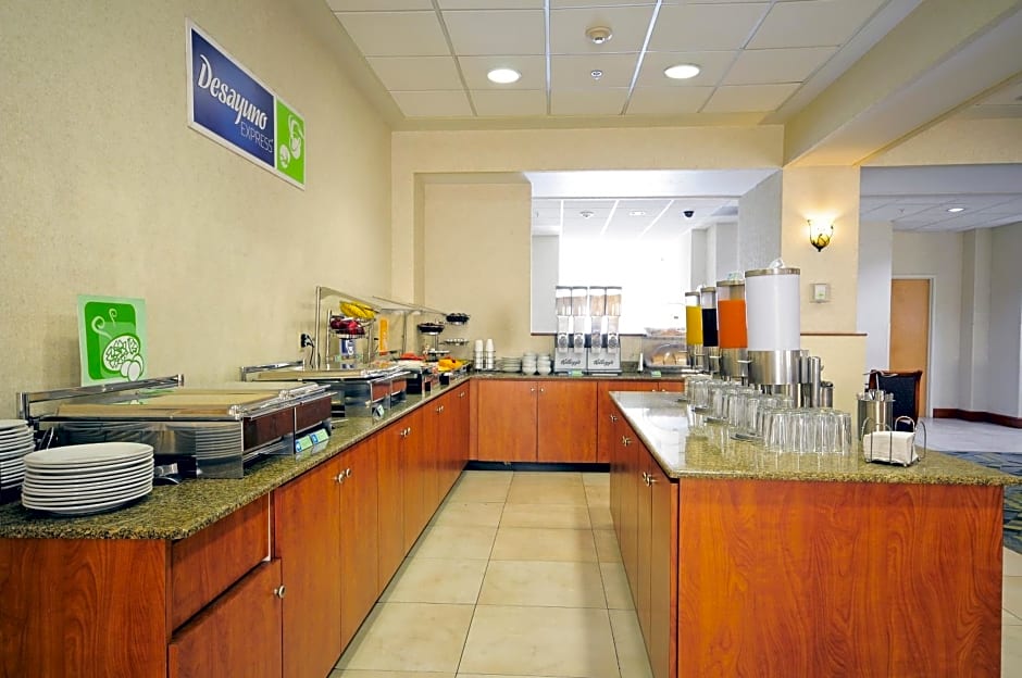 Holiday Inn Express & Suites Toluca Zona Aeropuerto By IHG