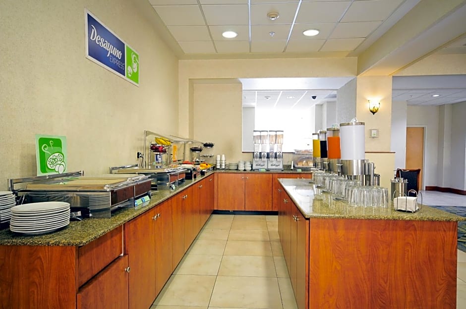 Holiday Inn Express & Suites Toluca Zona Aeropuerto