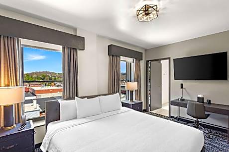 King Room - Non Smoking/Interior Hall
