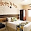 12 Bees Hotel