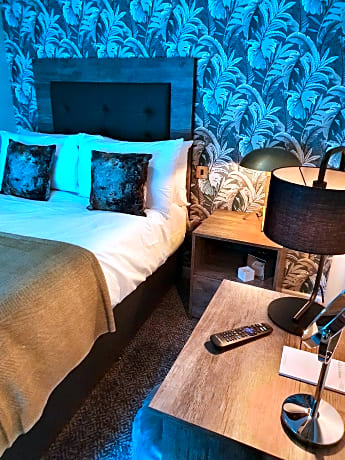 Single room-Standard-Ensuite with Shower-Small double bed