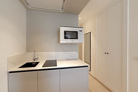 STUDIO (3 ADULTS)