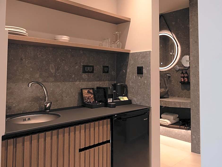 Royal Hotel and Suites