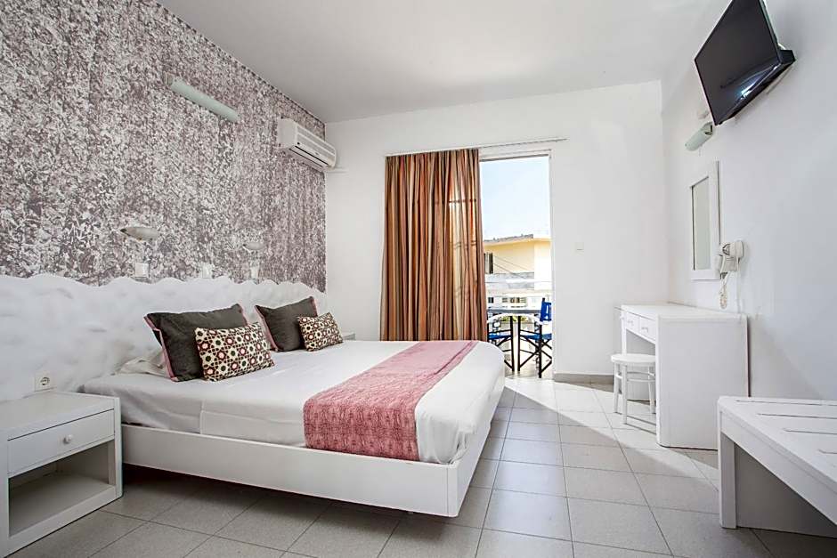 Tinas Plus Hotel