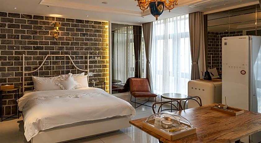 Hotel February Dong Seong Ro