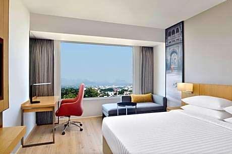 Deluxe Guest room with 1 King and  City view