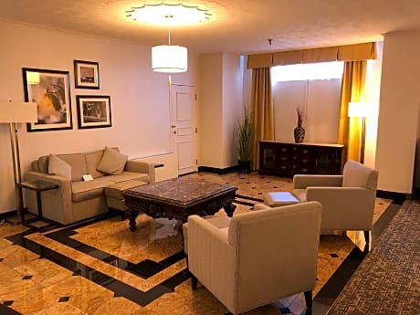 1 King Bed, Suite, Nonsmoking