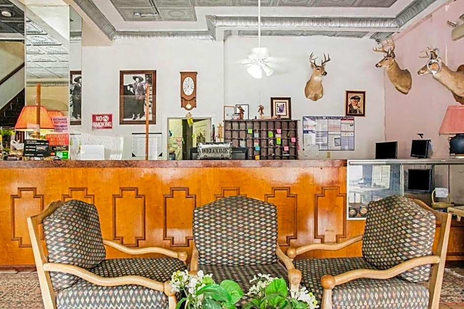OYO Historic Cameron Hotel Brownsville I-69E