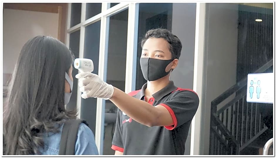 RedDoorz Plus near Dharmawangsa Square