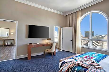 Governor's Suite, 2 Bedroom 2 Room Suite, Bedroom 1: 1 King, Bedroom 2: 2 Queen, Sofa Bed