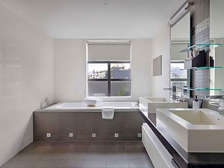 Penthouse with Large Patio and Jacuzzi - Lake View