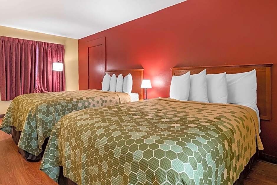 Econo Lodge Inn & Suites Maingate Central