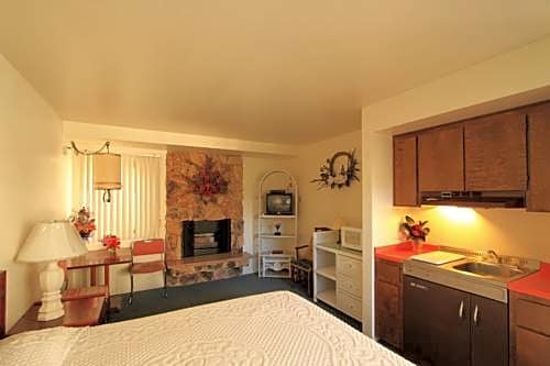 Monterey Fireside Lodge