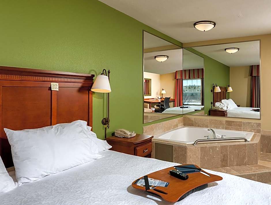 Photo 1 of 8 of 1 King Bed, Whirlpool