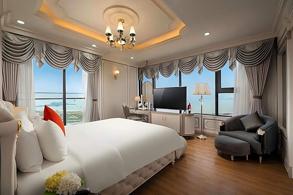 DeLaSea Ha Long Hotel - Modern Bayview Escape 