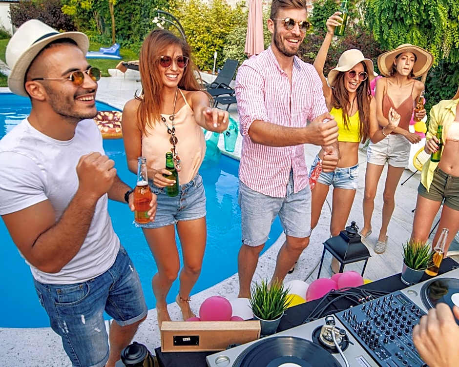 Topazio Vibe Beach Hotel & Apartments