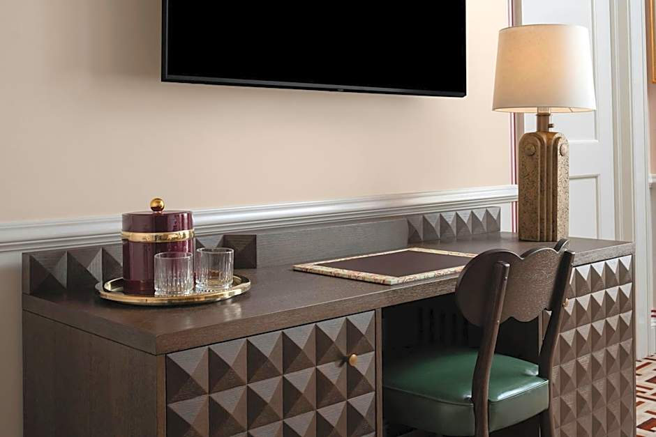 The Stoneleigh, Autograph Collection