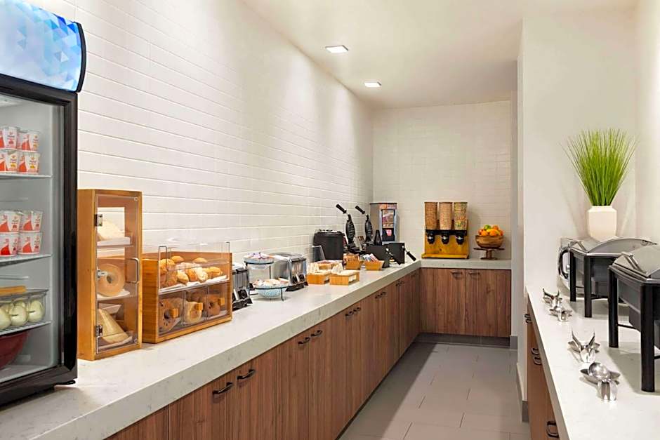 La Quinta Inn & Suites by Wyndham San Luis Obispo Downtown