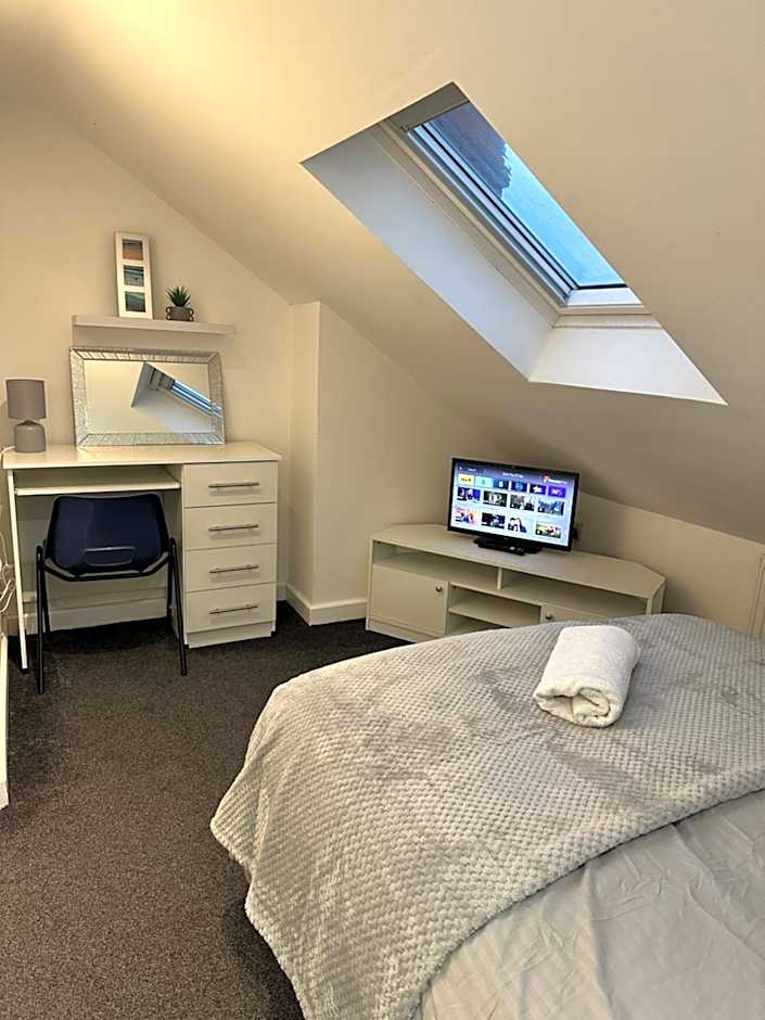 Lovely Town house Room 5