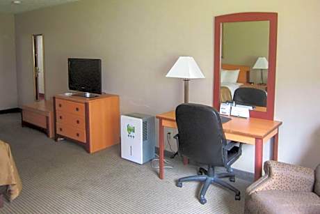 Quadruple Room with Two Queen Beds and Whirlpool - Non Smoking
