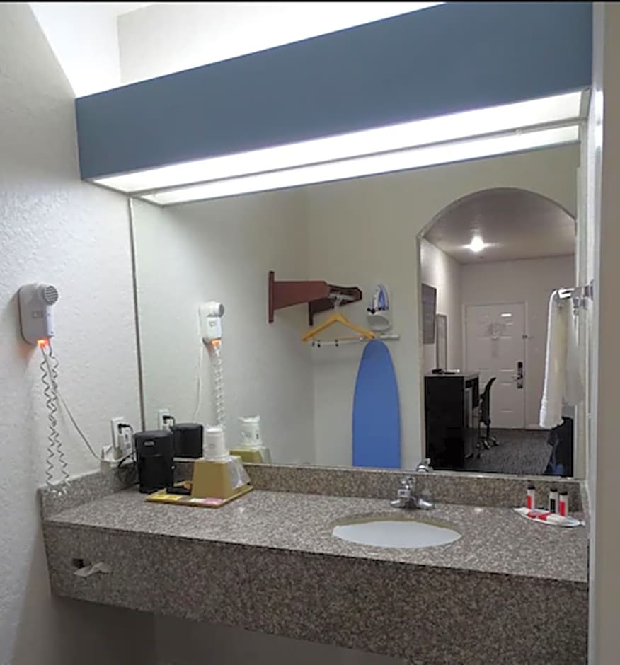 Super 8 by Wyndham Houston/Brookhollow NW